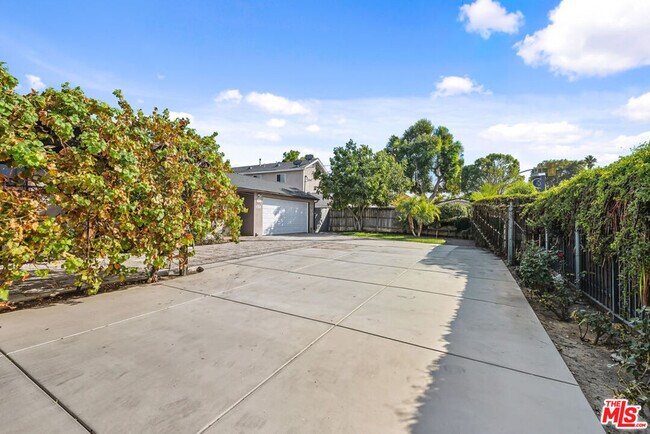 Building Photo - 6308 Lindley Ave