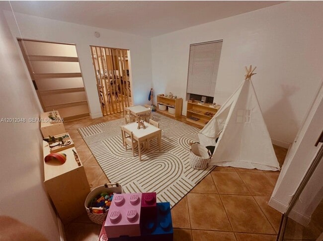 Foto del edificio - 9356 Byron Ave