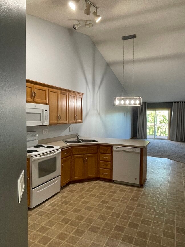 Building Photo - 1645 Lakeridge Way