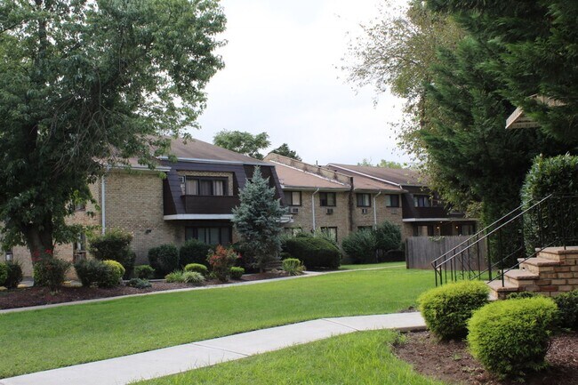 Foto del edificio - Hampshire Court Apartments