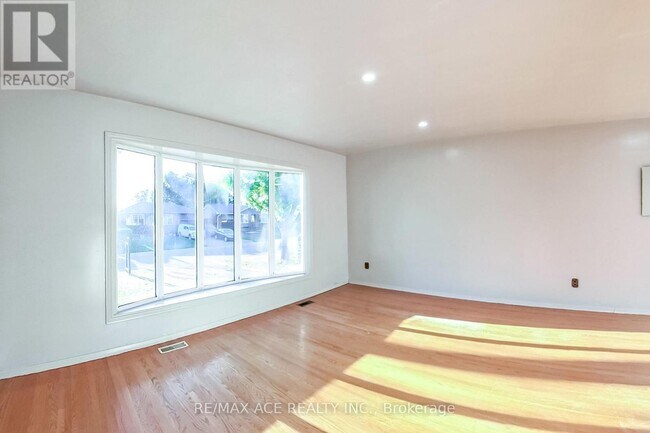 Building Photo - 42 Swanhurst Blvd