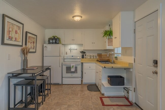 Building Photo - Fully Furnished and comfortable! Short Ter...