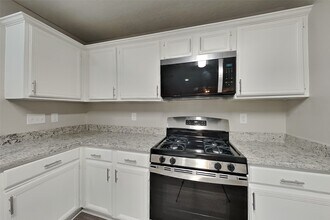 Building Photo - 20402 Avery Point Dr