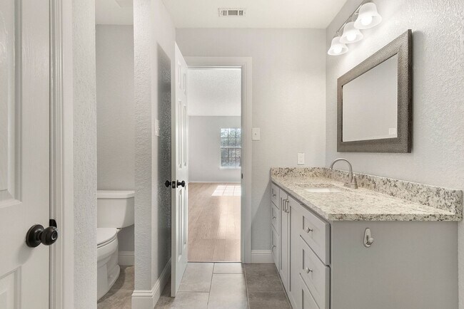 Foto del edificio - Updated, Bright, Open!! Ready For Immediat...