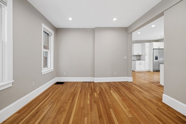 Building Photo - 921-923-923 E Broadway