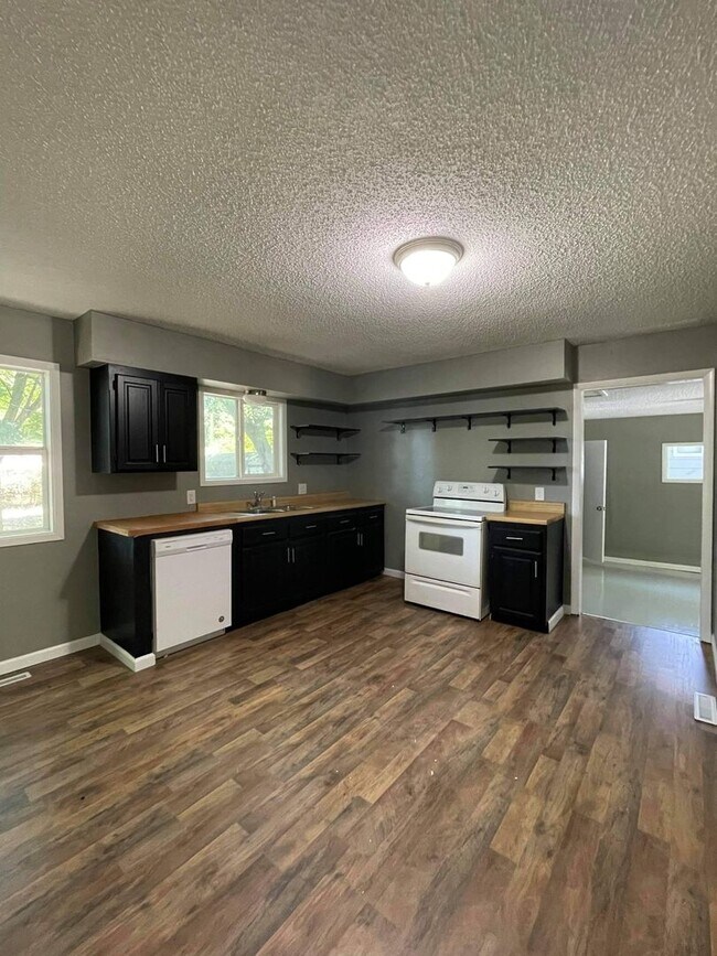 Foto del edificio - Newly remodeled 4 bed (or 3 bed/flex livin...