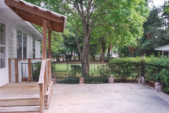 Building Photo - 903 Sunset Dr