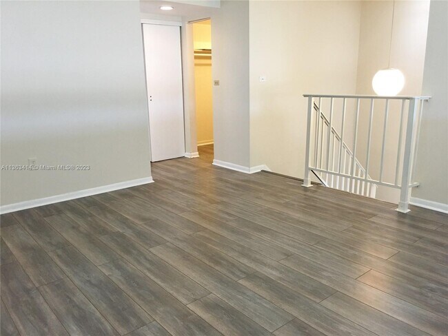 Foto del edificio - 6904 N Kendall Dr