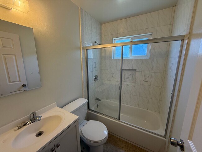 Building Photo - 662 Johanna Ave