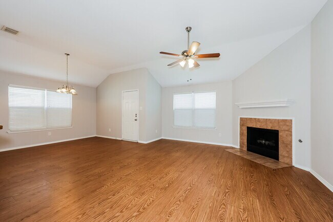 Foto del edificio - 3020 Meadowbrook Dr