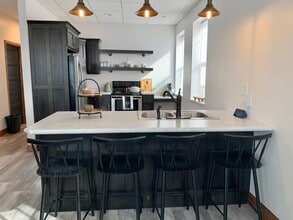 Building Photo - 902 9th St