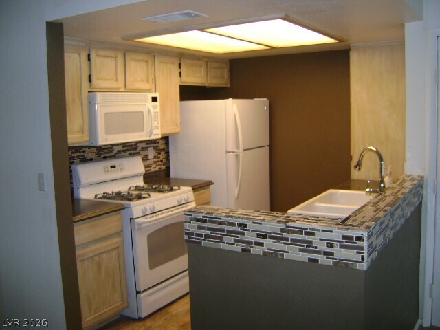 Foto del edificio - 7100 W Pirates Cove Rd