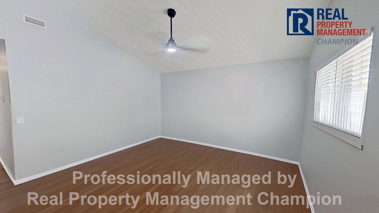 Immaculate 3 BD/2 BA Home w/Vaulted Ceilings, LVP Flooring and Fenced Yard - Immaculate 3 BD/2 BA Home w/Vaulted Ceilings, LVP Flooring and Fenced Yard