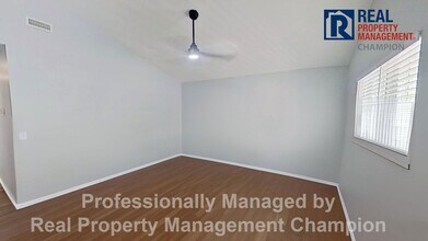 Building Photo - 4241 Sunglow Dr