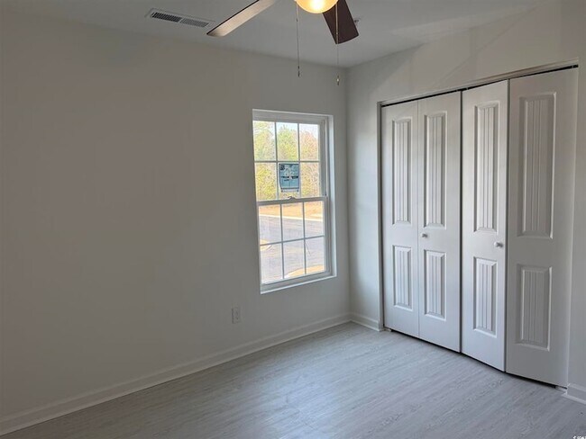 Foto del edificio - 179 Charter Dr