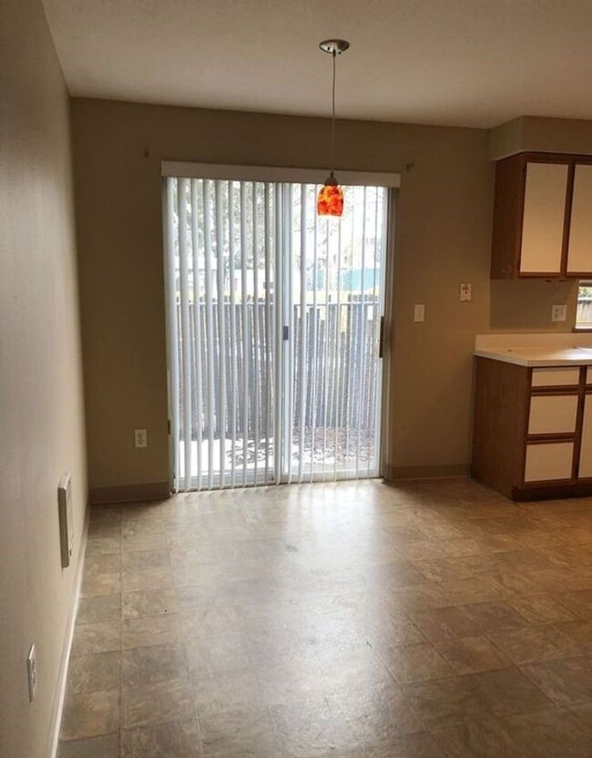 Building Photo - Large 2 bed 1.5bath townhouse with Garage