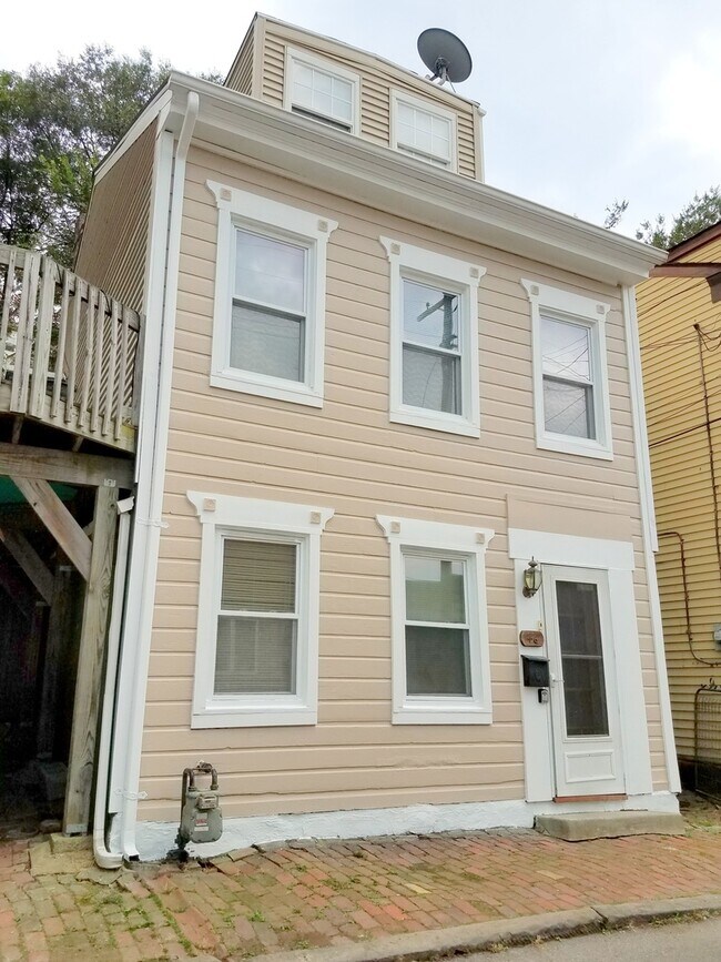 Building Photo - Newly Renovated 2 Bedroom House - Central ...