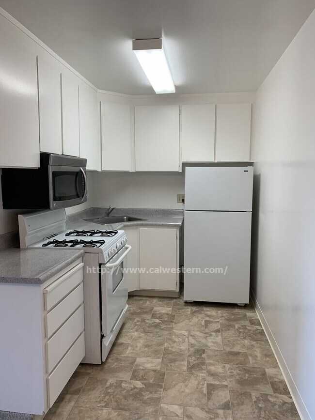 Foto del edificio - Large one bedroom apartments available now