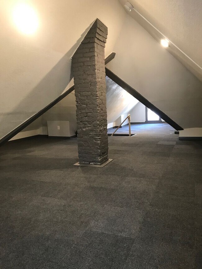 Foto del edificio - 7 bedroom House near Hamline