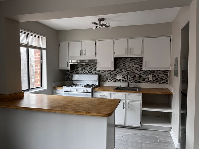Building Photo - Spacious, Sunlit 2BR Apartment – Prime Loc...