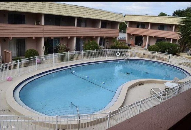 Building Photo - 2515 Country Club Dr