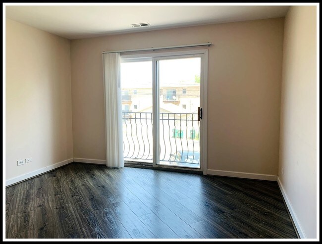 Foto del edificio - 3431 Ridgeland Ave