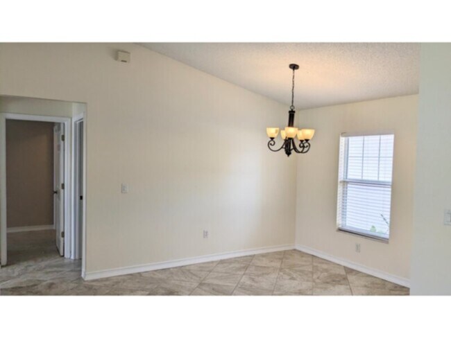 Foto del edificio - Spacious 3 Bedroom/Fenced House Available ...