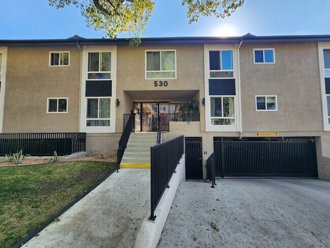 Building Photo - 530 Palm Dr