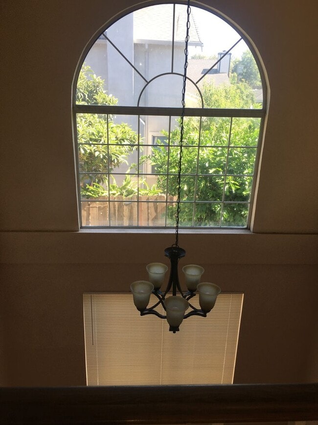Building Photo - Spacious 2 Story Home