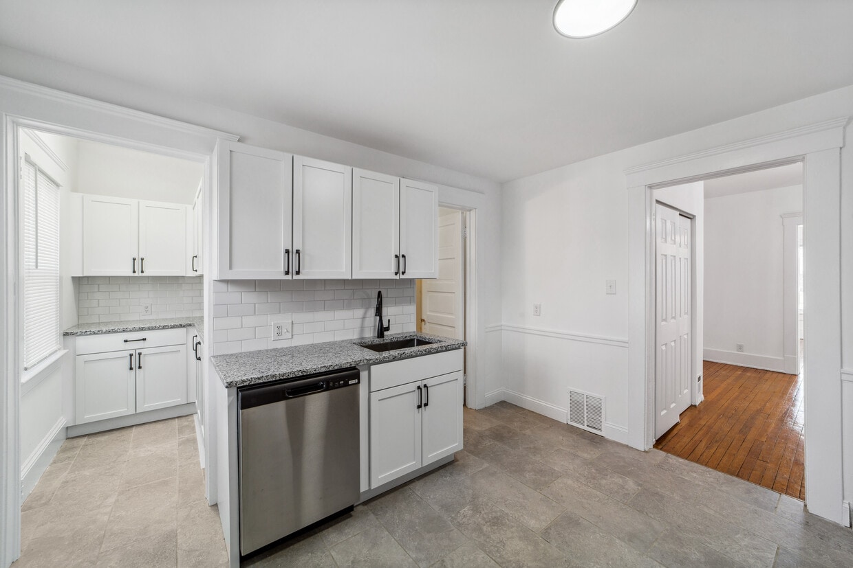 Foto principal - 1356 W 58th St