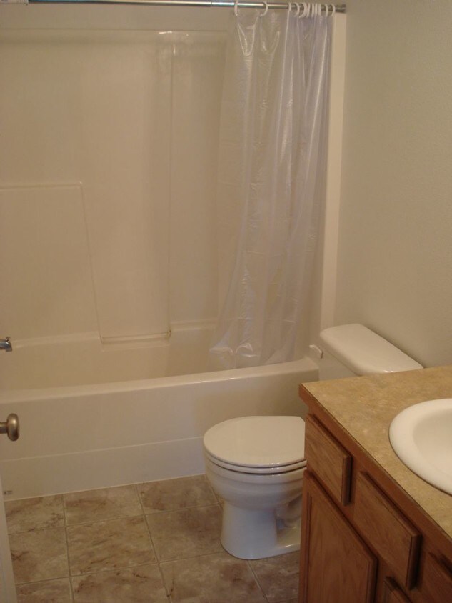 Building Photo - Newer Thurston duplex