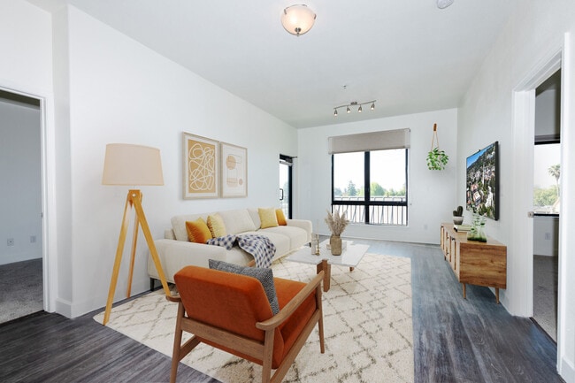 Building Photo - 1122U