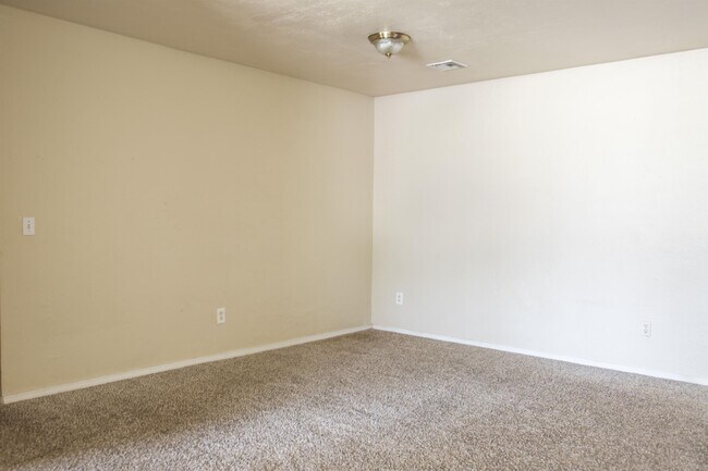 Building Photo - 400 S Greengate Dr
