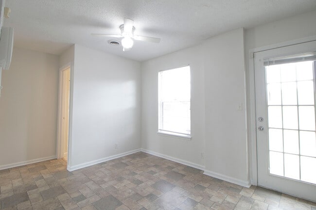 Building Photo - 606 Artic Ave
