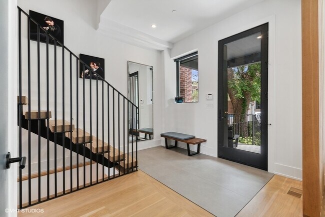 Foto del edificio - 2672 N Burling St