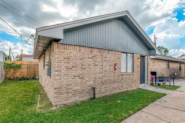 Foto del edificio - 8814 Manus St