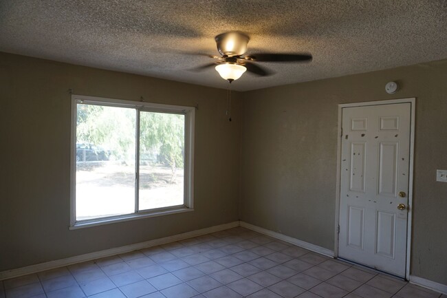 Building Photo - Spacious Home in Southwest Bakersfield