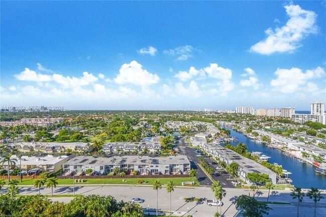 Building Photo - 2500 Parkview Dr
