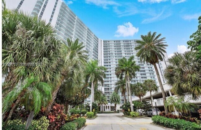 Foto del edificio - 100 Bayview Dr