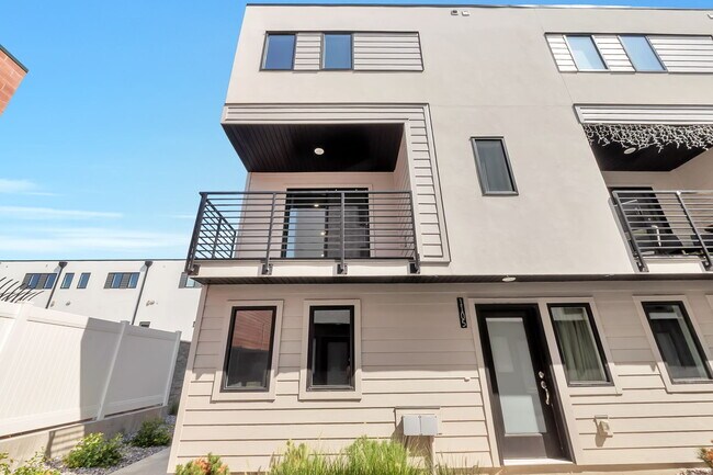 Building Photo - 1590 S 900 W