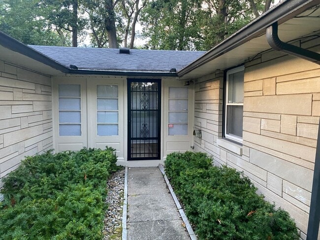 Building Photo - Gorgeous and furnished 2  bed/1 bath mid-c...