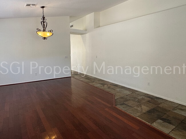 Building Photo - 2602 E Beautiful Ln