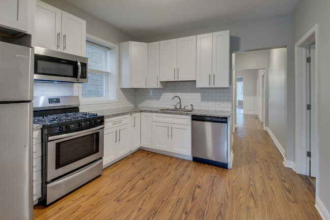 Building Photo - 5039 W Cullom Ave