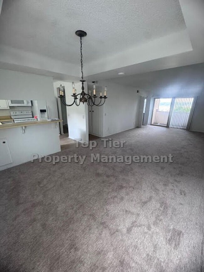 Foto del edificio - Rare Lower Unit with Stunning Views & In-Unit Laundry