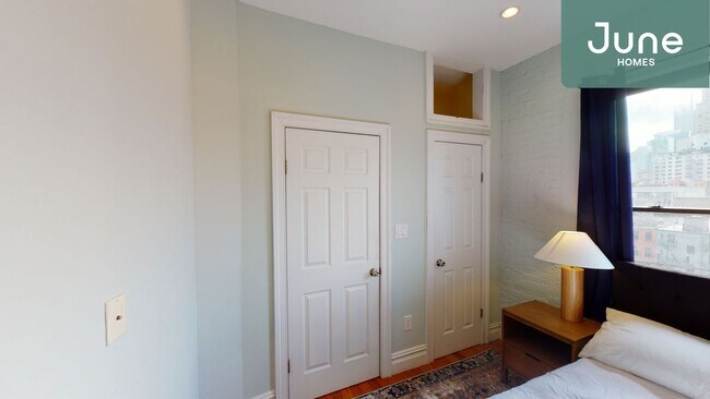 Foto del edificio - ROOM ONLY in 2-bed/1.0-bath Home