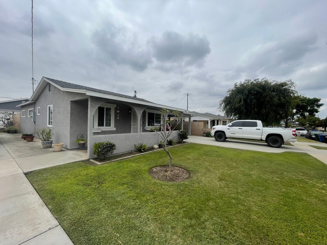 Primary Photo - Beautifully Renovated 2-Bedroom Front Home...