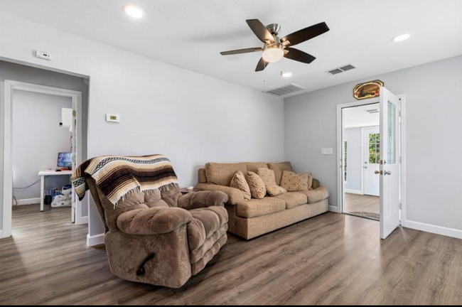 Foto del edificio - 9413 Clinton Dr