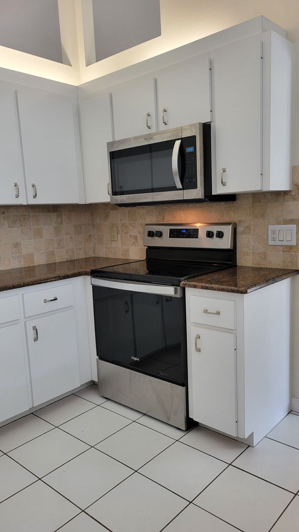 Building Photo - PENDING LEASE-Annual unfurnished 4/2 SFH i...