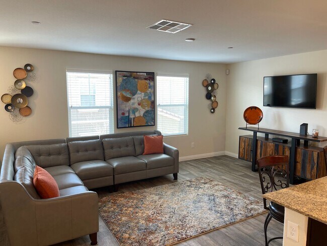 Building Photo - 3 bedroom townhouse in gated community!