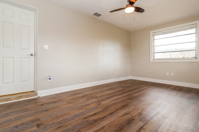 Foto del edificio - 4459 Springwood Rd